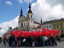 Studenti jihlavsk stedn koly vypustili 1 557 ervench balonk, kter symbolizuj oficiln poet nakaench virem HIV.
