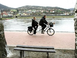 Slavnostn jzda po novm seku Labsk cesty startovala u velkobezeneckho pvozu.