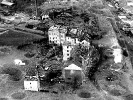 Chebské nádraží a okolí po bombardování v roce 1945. Záběr z dokumentárního filmu Luďka Matějíčka.