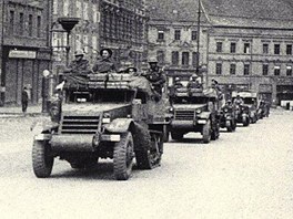 Na náměstí v Chebu přijíždí Československý kombinovaný oddíl v květnu 1945. Záběr z dokumentárního filmu Luďka Matějíčka.