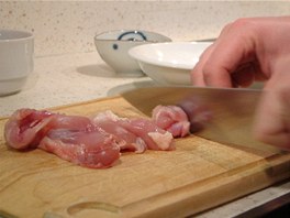 Kuec maso oistte a pokrjejte na pltky.