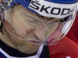 ZKLAMÁNÍ. Jaromír Jágr klopí oči do země, tedy do ledu. Jeho tým prohrál semifinále mistrovství světa.