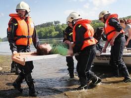 Cvien IZS pi zchran tonoucch z hoc vletn lod v Purkarci, kter bude v lt jednou ze zastvek prv vletnch lod plujcch po Vltav.