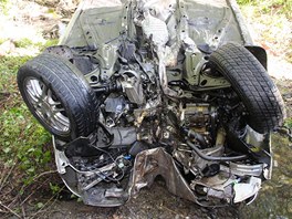Hasii vytahovali auto, kter spadlo u Pozdchova do potoka.