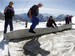 Pracovnci pikrvaj ledovec na nejvy hoe Nmecka Zugspitze. Speciln folie maj zabrnit tn ledovce bhem letn sezony.