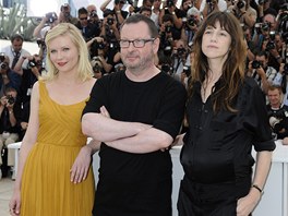 Cannes 2011 - Lars von Trier s herkami svho filmu Melancholia, K. Dunstovou (vlevo) a Ch. Gainsbougovou