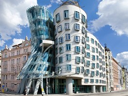 Tanící dm od Franka Gehryho stojí v Praze na pravém behu Vltavy na rohu...