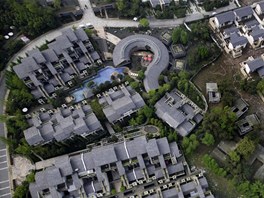 Na fotografich jsou oblasti v provincii S'-chuan na jihozpad ny zasaen v roce 2008 niivou katastrofou. Veker rodinn i bytov domy jsou nov postaven.