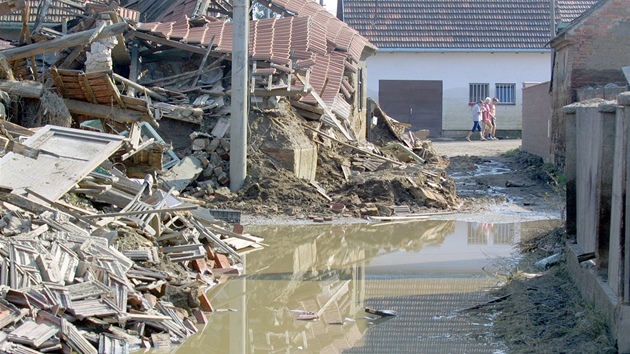 Stavba protipovodových hrází zaala v Zálezlicích a deset let po záplavách.