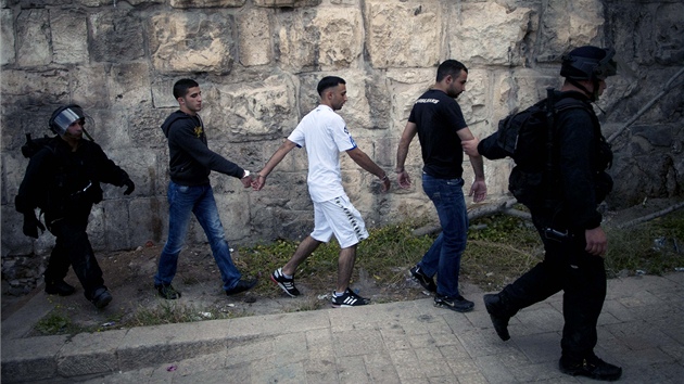 Izraeltí policisté zasahují proti palestinským demonstrantm bhem 63. výroí vzniku Izraele (15. kvtna 2011)