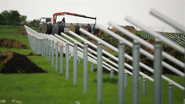 Výstavba slune�ní elektrárny v �akvicích. 