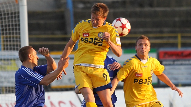 Z duelu Jihlava - Tinec. Nejvýe vyskoil domácí Jan Kopic.