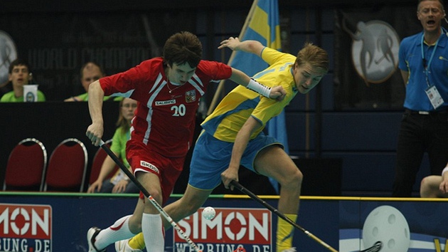 PROTI �VÉD�M. Florbalový úto�ník Petr Ka�par (vlevo) z Bohumína se na nedávném mistrovství sv�ta junior� dostal do výb�ru All Stars �ampionátu.