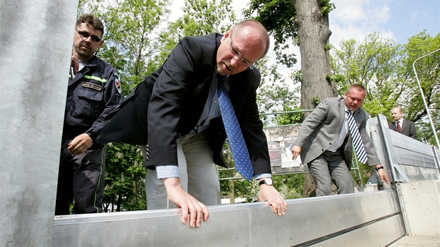 Ministr zemdlství Ivan Fuksa (vlevo) s Marianem ebestou z Povodí Labe si prohlíí mobilní ást protipovodové zdi.