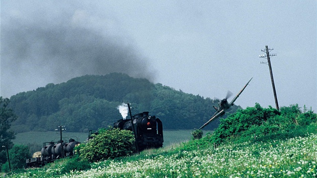 Na trati natáel Jan Svrák pro film Tmavomodrý svt útok stíha na vlak.