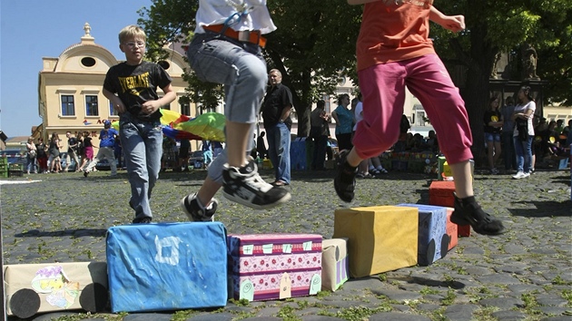 koláci v Litomicích postavili ke 102. narozeninám Nicholase Wintona rekordní vlak z recyklovatelného materiálu.