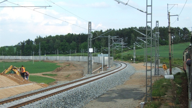 Stavba druhé koleje a mení peloka trati u Rájova.