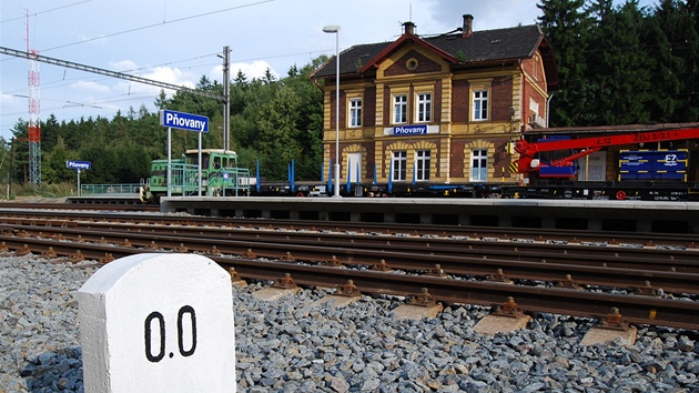 Dokonen stanice Povany v srpnu 2008. V poped vidte  tzv. nult hektometrovnk odbon trati do Bezdruic.