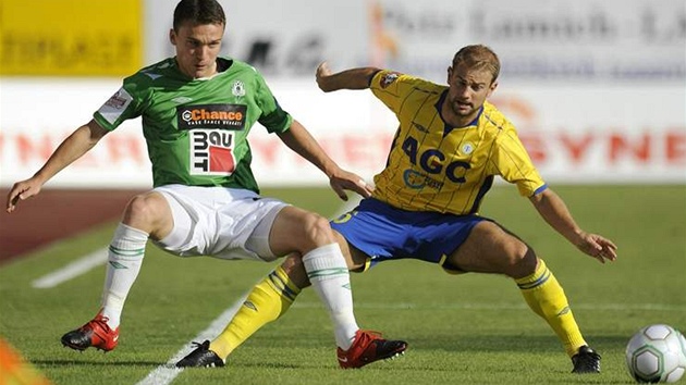 Vlastimil Vidli�ka z Teplic (vpravoú v souboji s jabloneckým Davidem Lafatou. Od p�í�tí sezony by m�l Vidli�ka p�sobit ve Spart�.