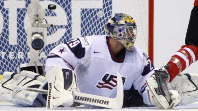 NÁJEZD. Americký branká� Ty Conklin inkasuje gól od Kana�ana Nashe.