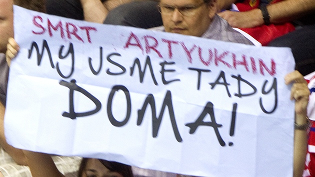NESYMPATIE. Čeští fanoušci při čtvrtfinále proti USA vyjádřili na transparentu, co si myslí o 