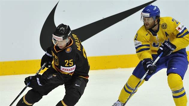 �védský bek David Petrasek brání N�mce Müllera ve �tvrtfinále mistrovství sv�ta.