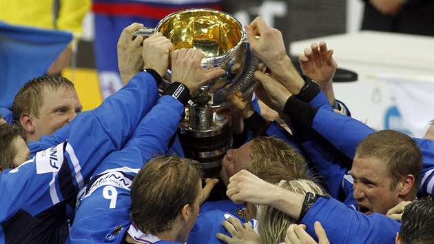 POHÁR PRO MISTRY. Hokejisté Finska slaví druhý titul z mistrovství světa v historii.