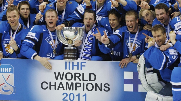 MISTŘI. Finové slaví titul hokejových šampionů pro rok 2011.