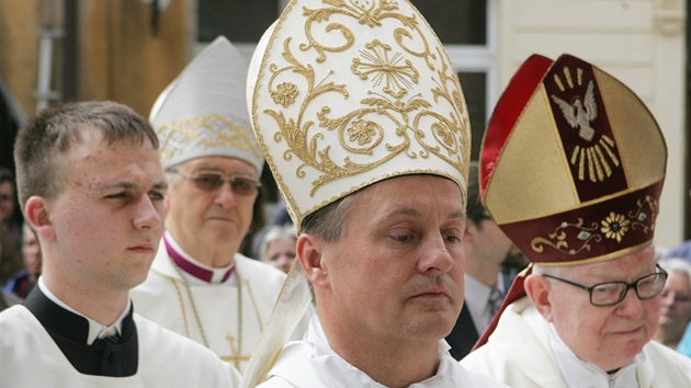 Nový hradecký biskup Jan Vokál (v popedí) (14. kvtna 2011)