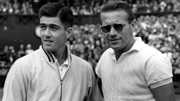 Ken Rosewall (vlevo) a Jaroslav Drobný před finále Wimbledonu 1954