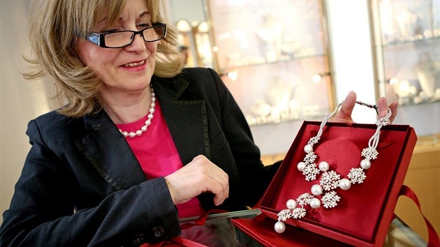Vedoucí brněnského klenotnictví Halada Hana Štochlová se vzácným náhrdelníkem za 3,7 milionu korun.