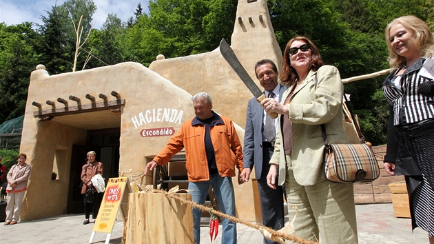 Zrekonstruovaný Amazonský pavilon v jihlavské zoo získal nový název Hacienda Escondido a byl doplnn o prostornou voliéru pro ary vojenské.