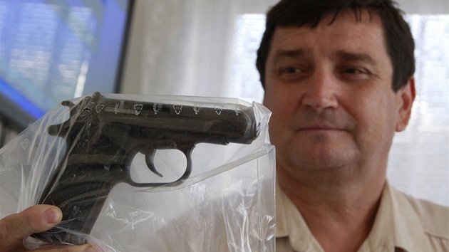 Vedoucí beclavských kriminalist Jan Cupal se zbraní, se kterou v úterý ptatyicetiletý mu v Pítlukách nkolikrát vystelil pi zatýkání.