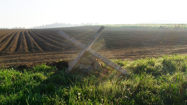 19. kvtna 2011, v den 66. výroí poválené tragédie v Dobronín, se na louce Budínka objevilo torzo kíe, který uctil památku zavradných Nmc.