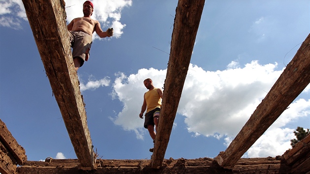 Vzácnou roubenku v Knínicích u Boskovic pe�liv� rozebírala �estice mu��.