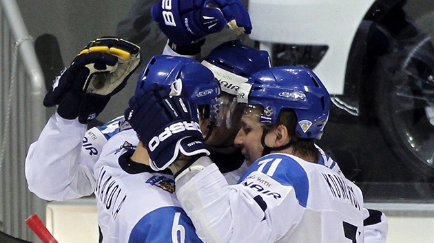 POSTUP. Finští hokejisté slaví jednu z branek v utkání s Norskem.