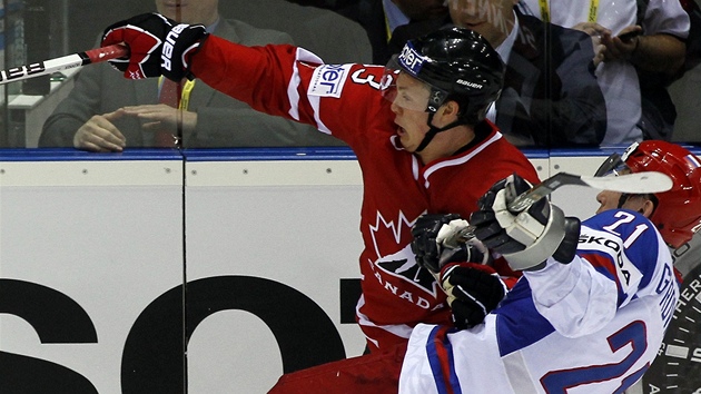 NEPADEJ. Rus Gorovikov míří k ledu po souboji s kanadským útočníkem Skinnerem.