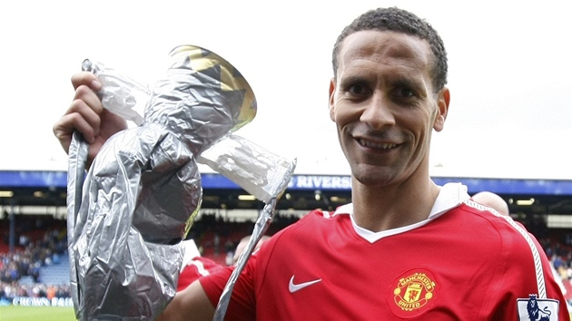 SNAD NÁM DAJÍ HEZÍ. Obránce Manchesteru United Rio Ferdinand pózuje s nafukovací replikou mistrovského poháru.