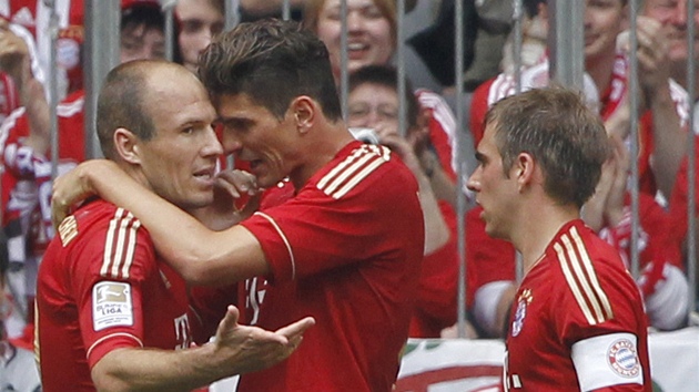 JE TAM, KLUCI! Mario Gomez (uprosted) z Bayernu slaví se spoluhrái gól v utkání proti Stuttgartu.