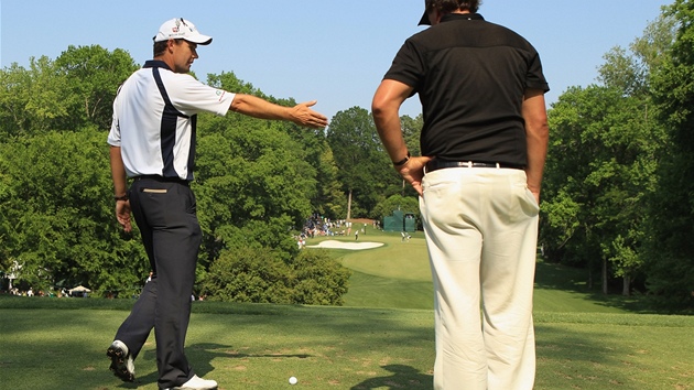 TADY NKDE TO BYLO. Golfista Padraig Harrington (vlevo) byl podezelý, e na turnaji v Charlotte ve he s Philem Mickelsonem (zády) podvádl pi odpalu.