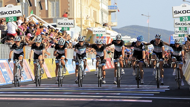 ZA KAMARÁDA. �lenové týmu Leopard projeli spole�n� cílem 4. etapy cyklistického Gira.