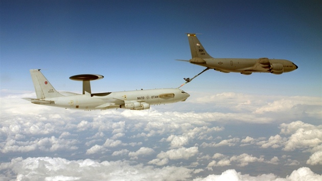 Letouny AWACS tankuje za letu