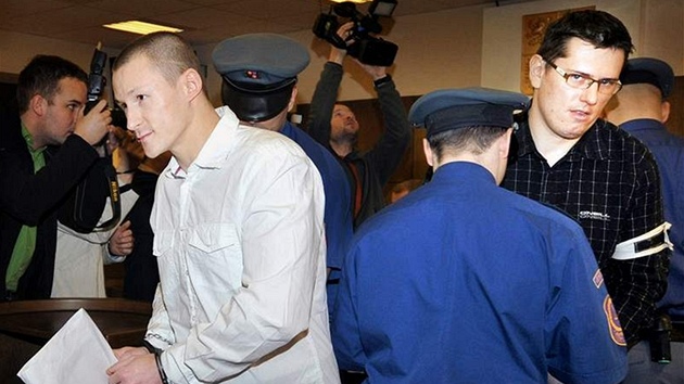 Josef Bla�ek (vlevo) a Rudolf Tesárek (vpravo) u Krajského soudu v Hradci Králové. (31. b�ezna 2009)