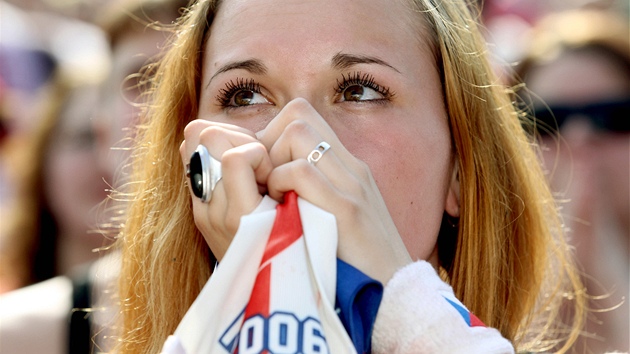 Fanouci eských hokejist sledují na Staromstském námstí v Praze utkání s...