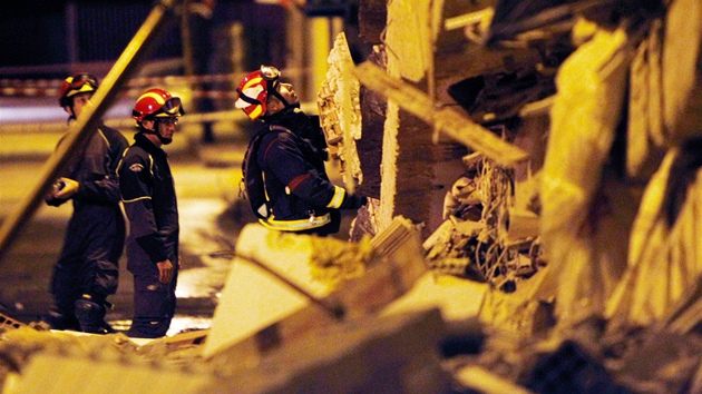 Záchranái neustále hledají ivé obti zavalené v domech ve panlské Lorce. (12. kvtna 2011)