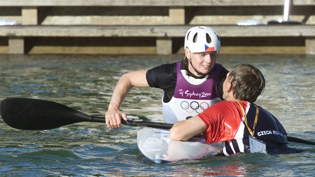 Kajaká�ka �t�pánka Hilgertová p�ijímá je�t� ve vod� gratulaci od svého man�ela...