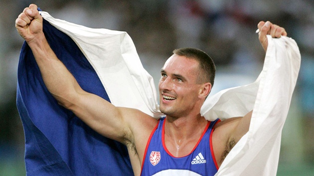 Desetiboja Roman ebrle se raduje ze zlaté olympijské medaile v Aténách 2004.