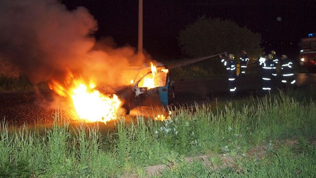 Pi píjezdu prvních hasi bylo auto zn. FIat Cinquecento celé v plamenech. 