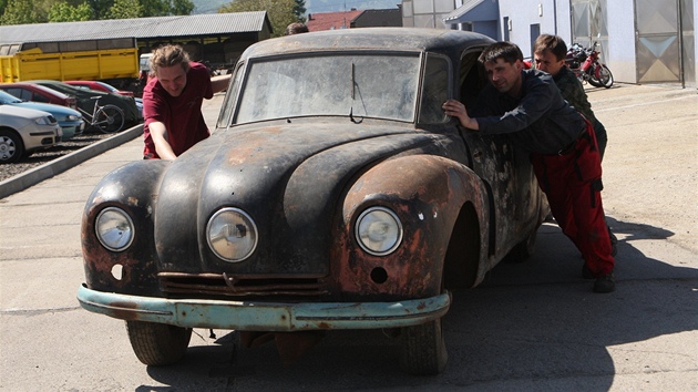 Pesun vozu Tatra 87 z kopivnického muzea do restaurátorské dílny.