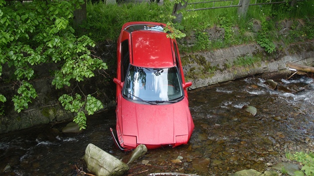 Mazda i s rodinou skon�ila �áste�n� v �í�ce Stonávka.